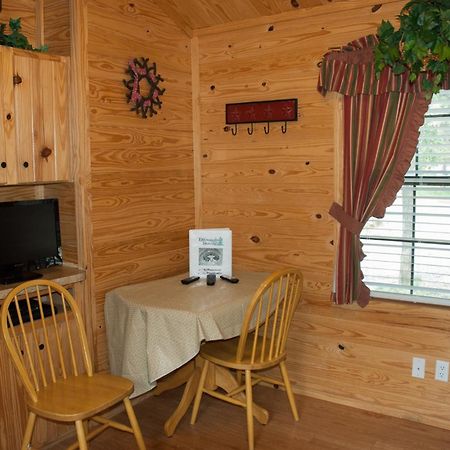 Medina Lake Camping Resort Cabin 3 Lakehills ภายนอก รูปภาพ