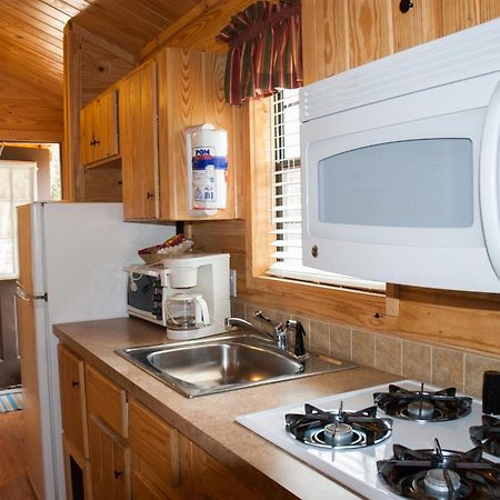 Medina Lake Camping Resort Cabin 3 Lakehills ภายนอก รูปภาพ
