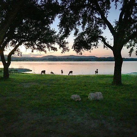 Medina Lake Camping Resort Cabin 3 Lakehills ภายนอก รูปภาพ