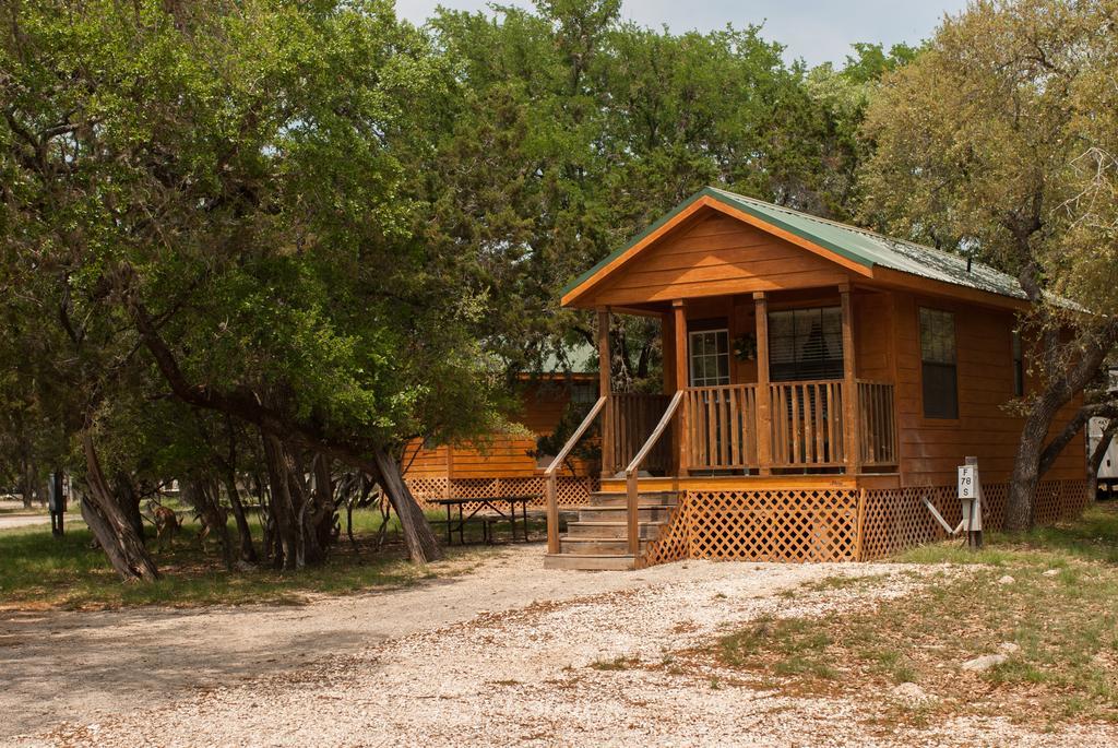 Medina Lake Camping Resort Cabin 3 Lakehills ภายนอก รูปภาพ