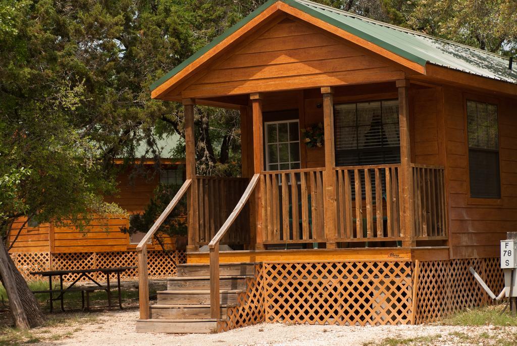 Medina Lake Camping Resort Cabin 3 Lakehills ภายนอก รูปภาพ