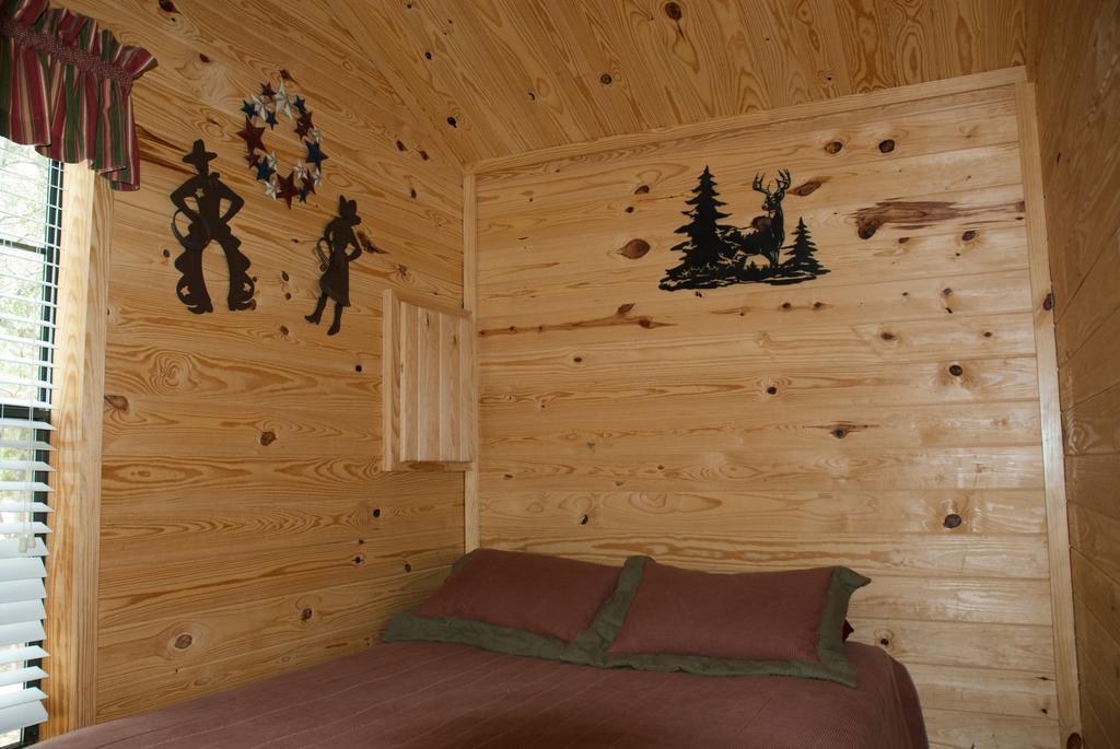 Medina Lake Camping Resort Cabin 3 Lakehills ภายนอก รูปภาพ