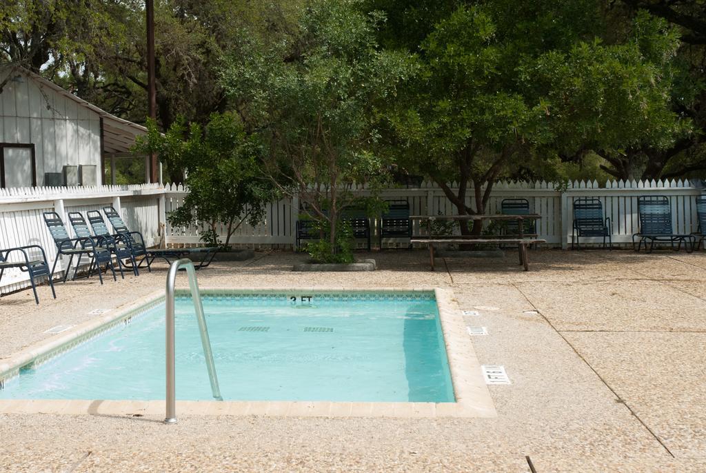 Medina Lake Camping Resort Cabin 3 Lakehills ภายนอก รูปภาพ