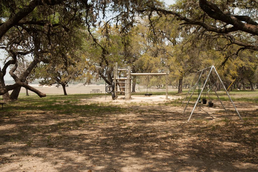 Medina Lake Camping Resort Cabin 3 Lakehills ภายนอก รูปภาพ